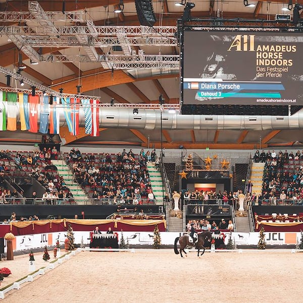 Eine Dressurvorführung im Messezentrum Salzburg: Die Pferdesportathletin Diana Porsche stellt sich der Jury.