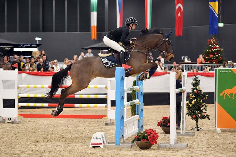 Die junge Springreiterin Emma Bachl beim AMADEUS Junior Grand Prix.