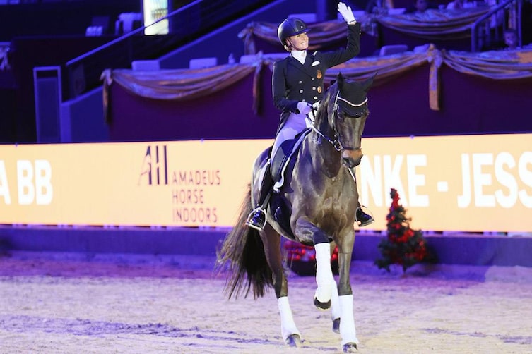 Jessica von Bredow-Werndl und ihr Pferd Dalera bedanken sich für den Applaus.