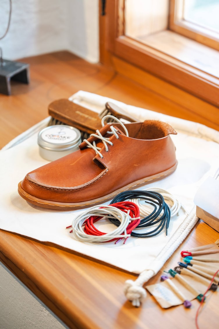 Der fertige Schuh in braun.