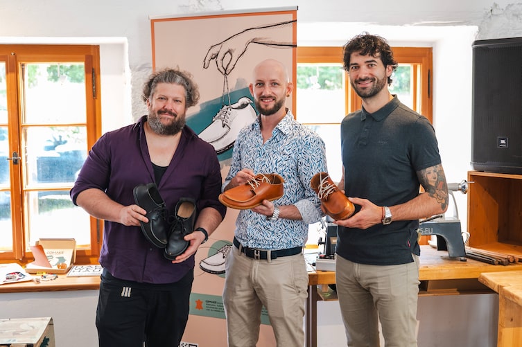 Philipp Schwarz, Lukas Rettenbacher und Dominik Egger präsentieren die fertigen Co-Make Schuhe.