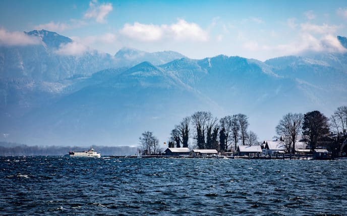 Bayerische Alpen und der Chiemsee, das Bayerische Meer: Das ist die Region Chiemsee-Alpenland.