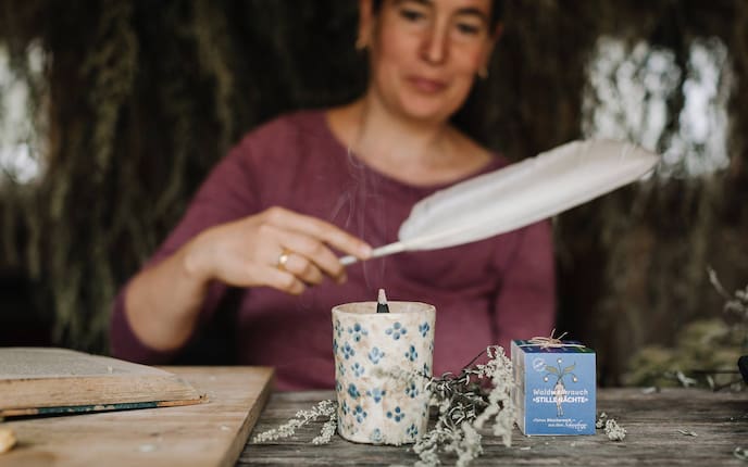 Angelika Gruber von Waldweihrauch beim Räuchern