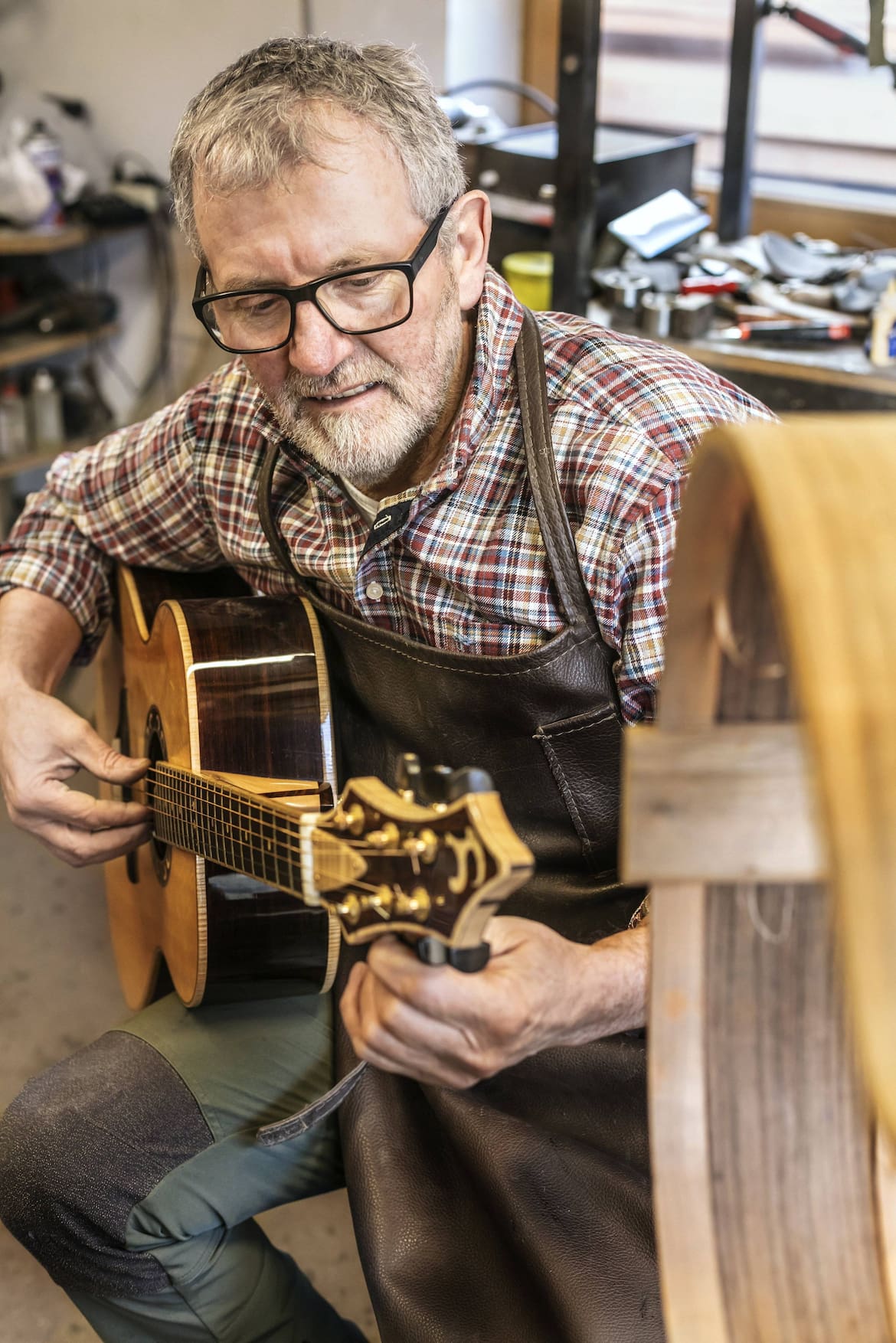Rudolf Bachmann beim Gitarre stimmen, Servus