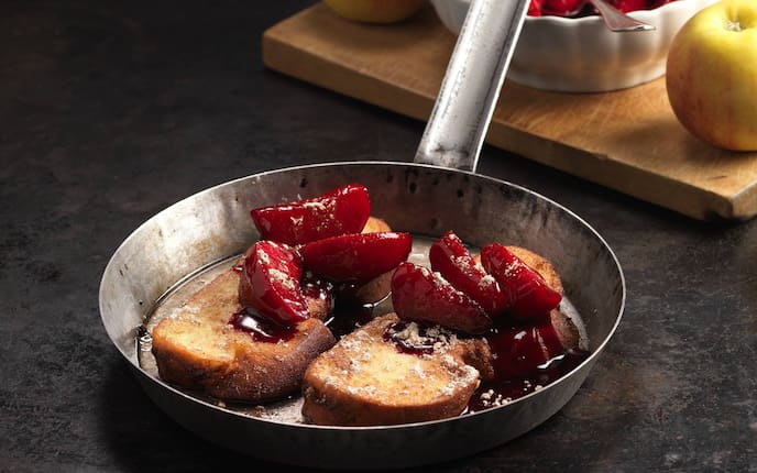 Flaumige Arme Ritter mit Apfelkompott, Äpfel, Briochescheiben, Pfanne, Holzbrett