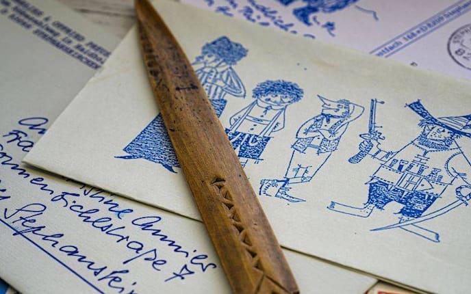 Tuschezeichnungen von „Hotzenplotz“-Illustrator Franz Josef Tripp. Mit dem hölzernen Brieföffner öffnete Preußler Zehntausende von Briefen.