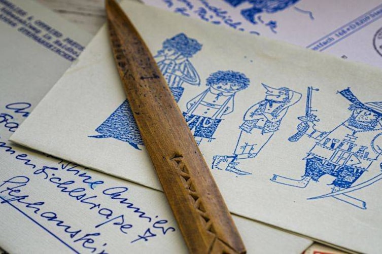 Tuschezeichnungen von „Hotzenplotz“-Illustrator Franz Josef Tripp. Mit dem hölzernen Brieföffner öffnete Preußler Zehntausende von Briefen.