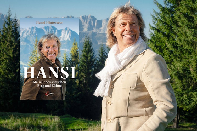 Lachender Hansi Hinterseer steht vor einem Wald und blickt in die Ferne, daneben ist das Cover seines neuen Buches zu sehen.