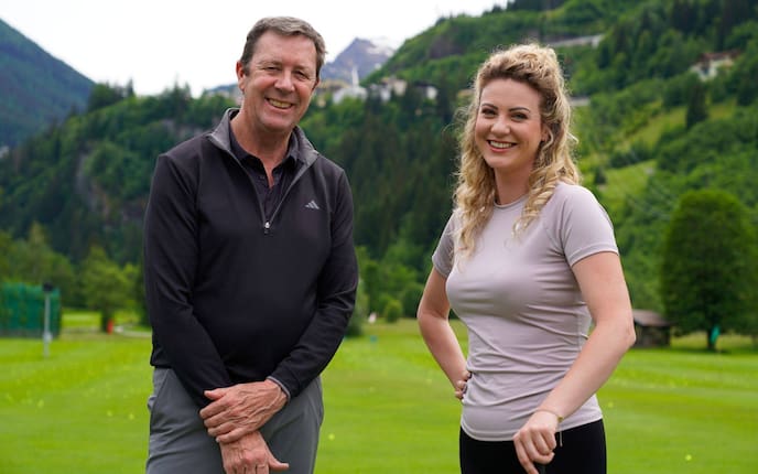 Sarah Pernerstetter posiert für ein Foto mit Golflehrer Adam Fisher