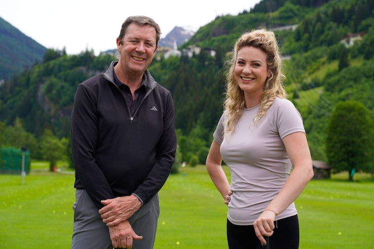 Sarah Pernerstetter posiert für ein Foto mit Golflehrer Adam Fisher