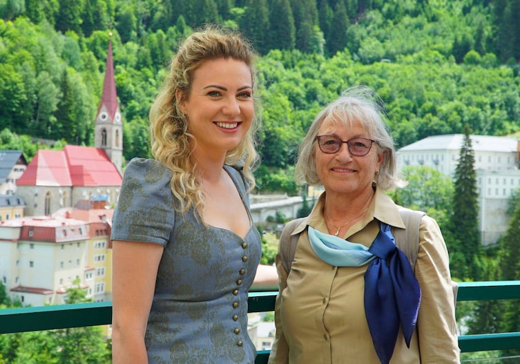 Heimatleuchten Moderatorin Sarah Pernerstetter (links) und Stadtführerin Gertrud Huppe (rechts)