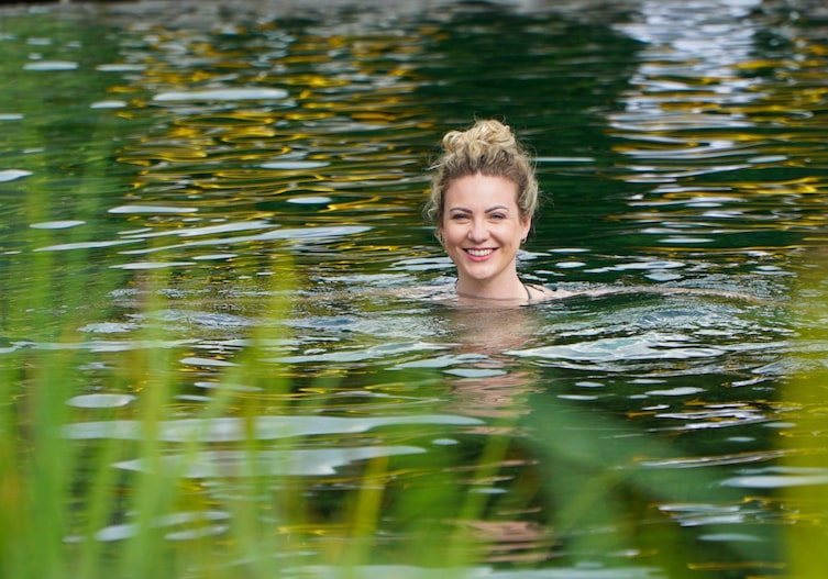 Sarah Pernerstetter posiert für ein Foto im Badeteich der Alpentherme Bad Hofgastein