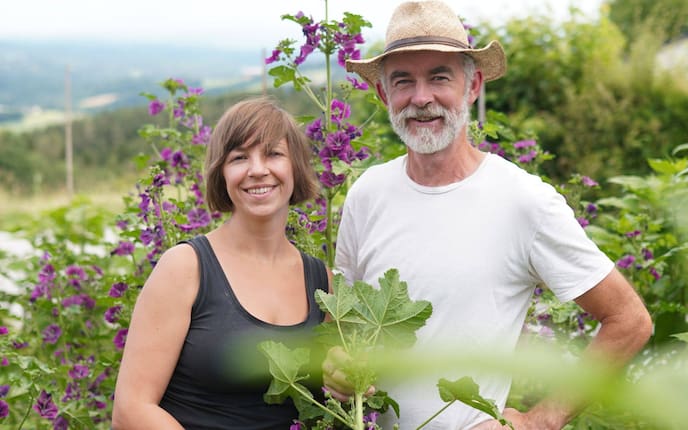 Michele und Jason Nuun, Heimatleuchten, Servus TV, Sommer, blühende Malven