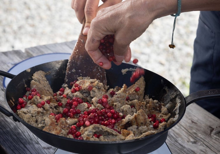 Eisenpfanne mit Buchweizensterz und Preiselbeeren