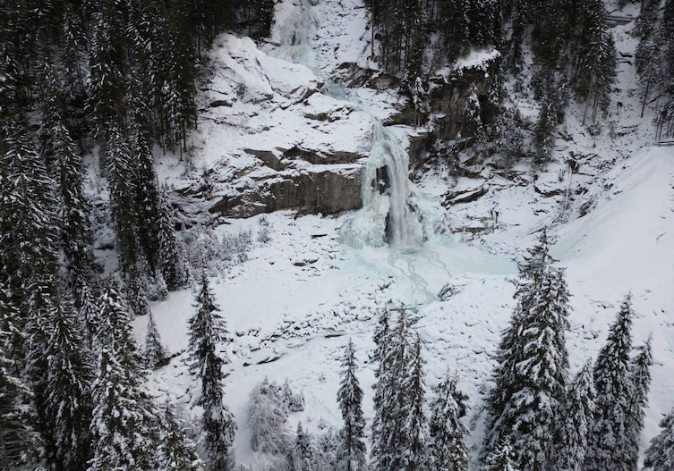 Eingefrorener kleiner Wasserfall in der Schneelandschaft in Krimml