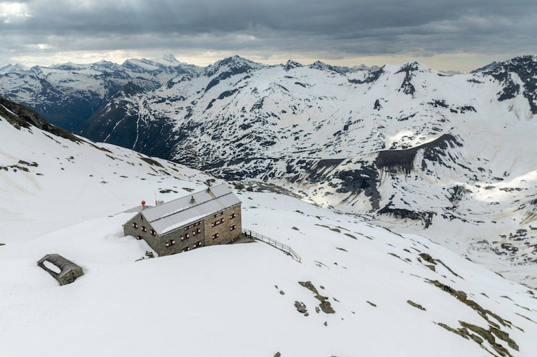 Schneelandschaft mit Bergblick rund um die Neue Prager Hütte