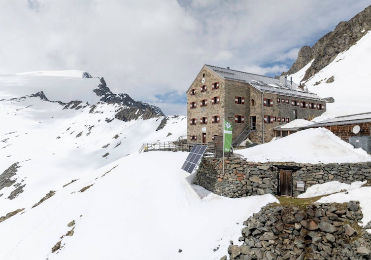 Neue Prager Hütte in der Schneelandschaft