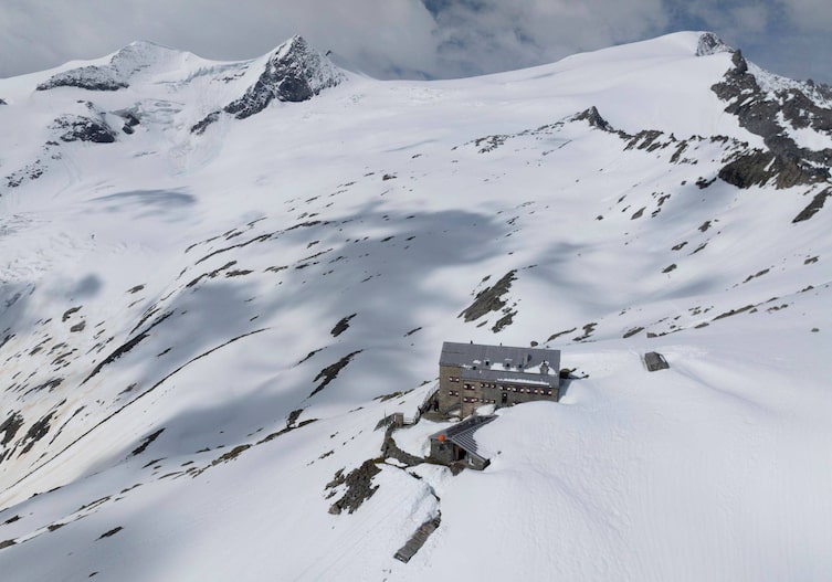 Vogelperspektive auf die Neue Prager Hütte in einer Schneelandschaft