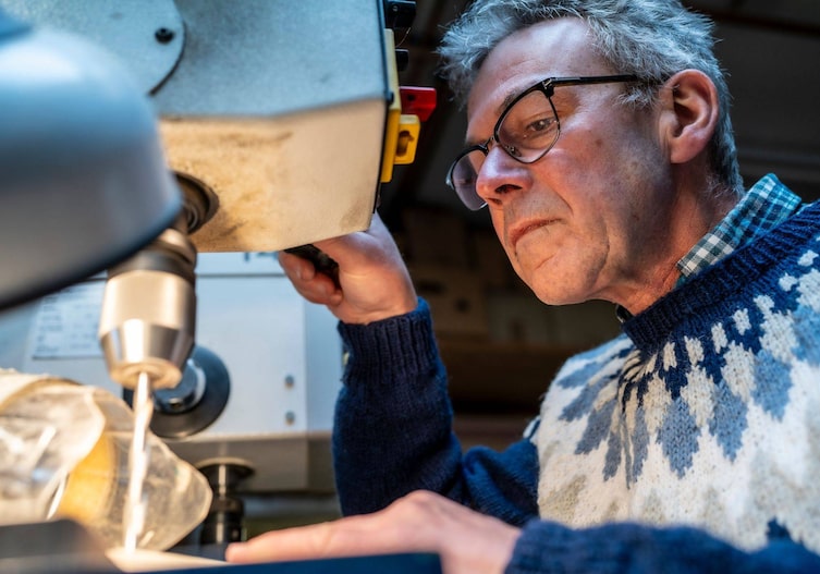 Thomas Feldbacher bedient einen Standbohrer