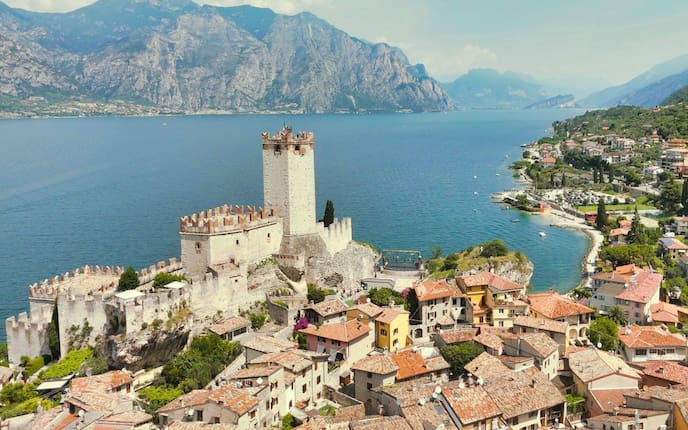 eine italienische Altstadt am Gardarsee im Sommer von oben fotografiert
