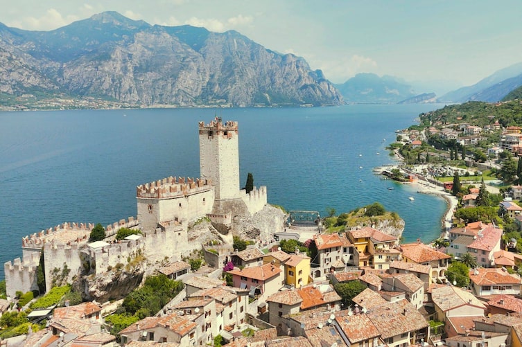 eine italienische Altstadt am Gardarsee im Sommer von oben fotografiert