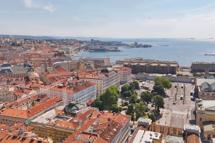Triest und der Hafen mit Meer aus der Vogelperspektive bei Sonnenschein im Sommer