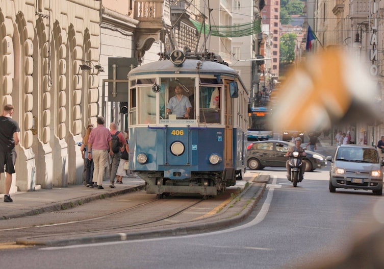 Blaue Straßenbahn in Triest