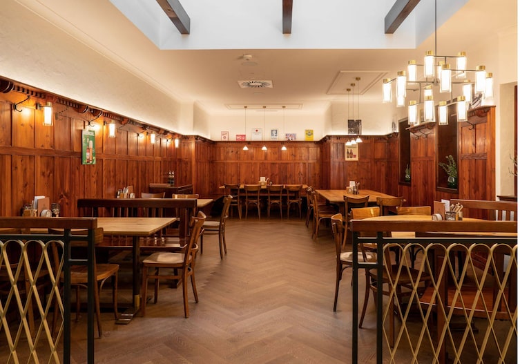 Gaststube mit viel Holz, mit wenigen modernen Elementen