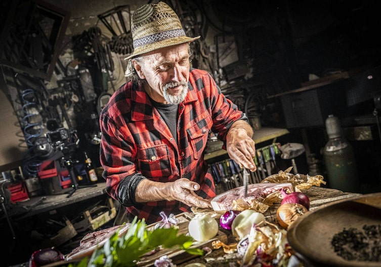 Bevor das Steak gegrillt werden kann wird es von Grillweltmeister Leo Gradl sorgfältig gewürzt.