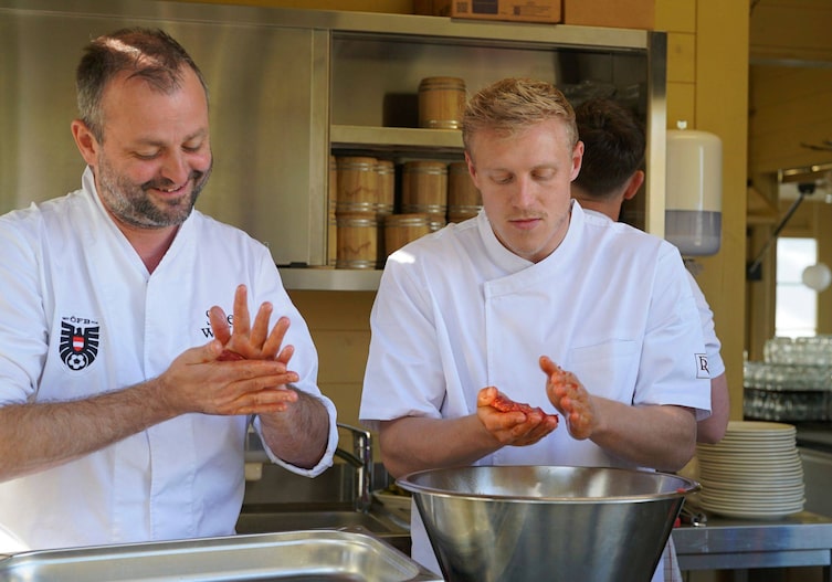 Fritz Grampelhuber und Xaver Schlager machen Fleischpatties für Burger in einer Großküche.