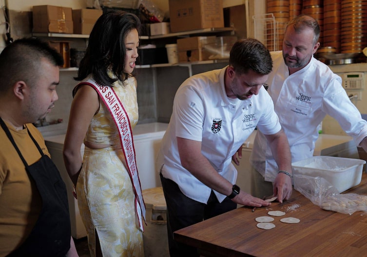 Tamino Grampelhuber macht Teigtaschen, neben ihm stehen Fritz Grampelhuber, Miss San Francisco Chinatown 2025 und noch ein Mitarbeiter.