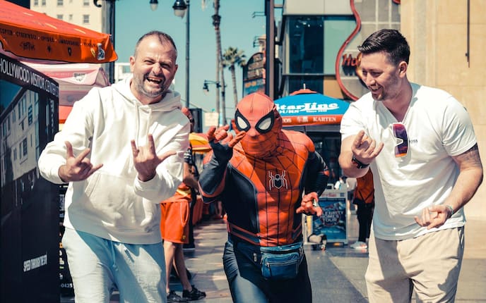 Fritz und Tamino Grampelhuber posieren für ein Foto mit Spiderman