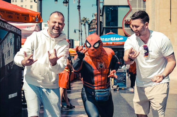 Fritz und Tamino Grampelhuber posieren für ein Foto mit Spiderman