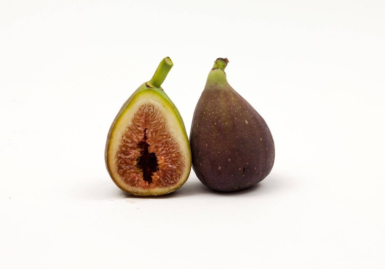 Eine birnenförmige Feige, die außen violett und innen ein rotes Fruchfleisch hat. Die Feige ist aufgeschnitten und wird einmal von vorne und einmal von hinten gezeigt.