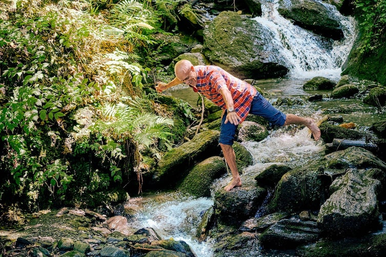 Toni Innauer am Bach, Balanceübung