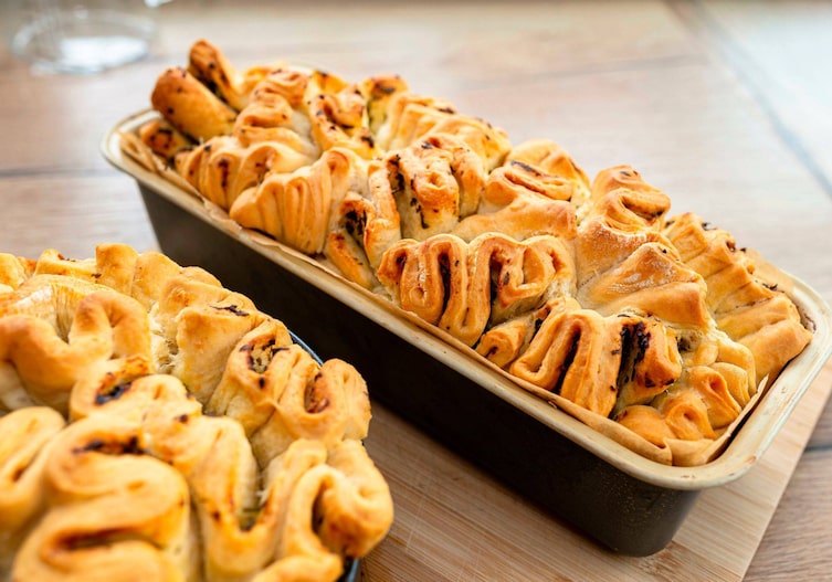 Kastenform mit einem weillig eingelegten fertig gebackenen Teig