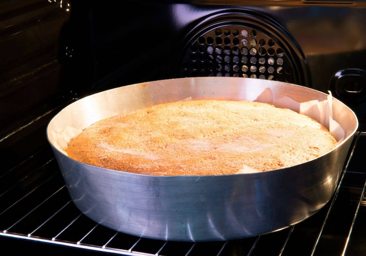 Konische Backform mit einem Teig im Backrohr