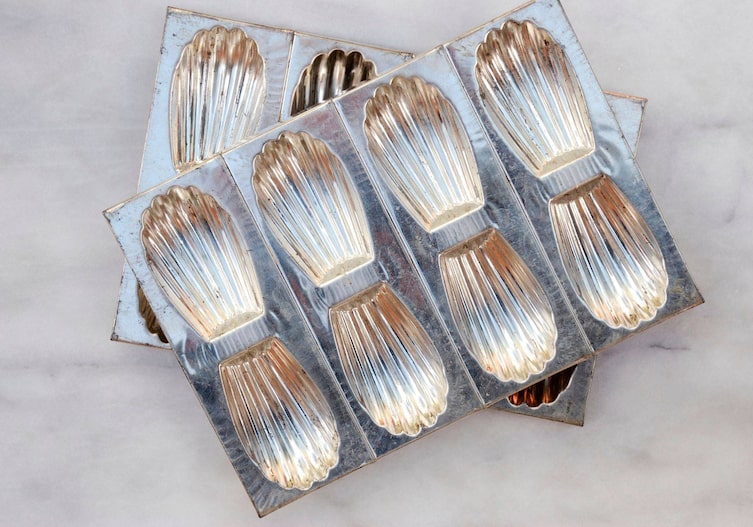 zwei metallerne Madeleineformen