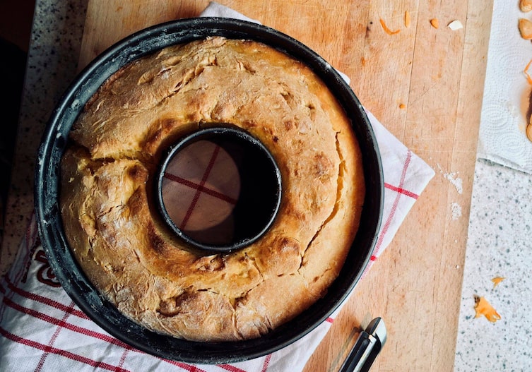 fertiger Kuchen in einer Ringform