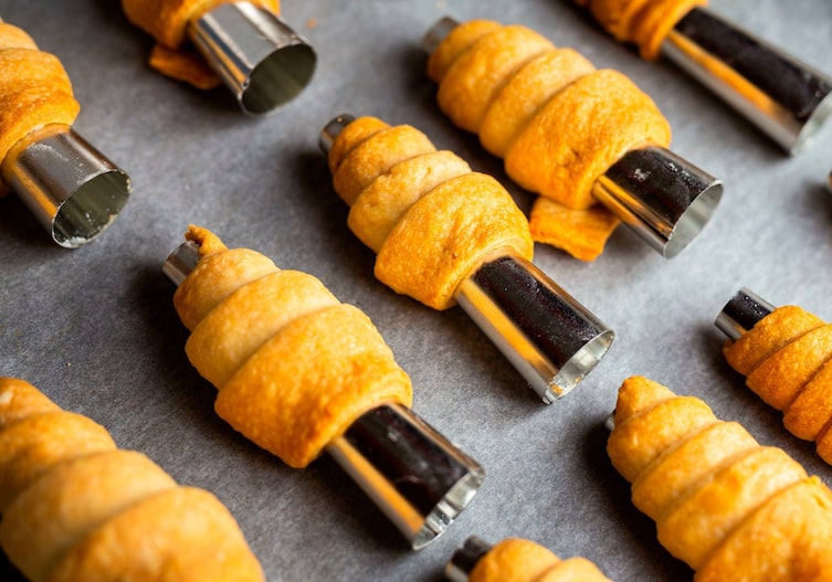 Formen für Schaumraullen auf denen der gebackene Teig zu sehen ist