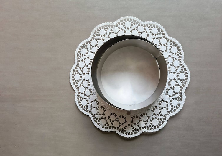 Metallener Tortenring auf ein Tortenpapier
