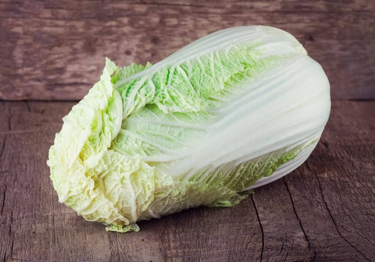 Chinakohl auf einem Holzuntergrund