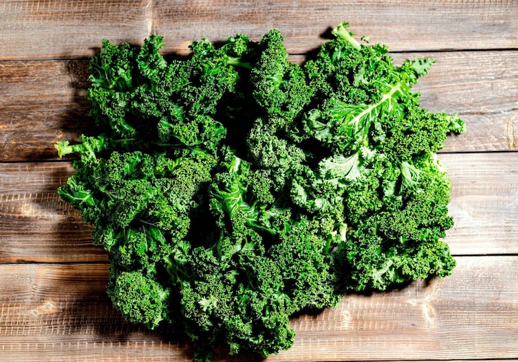 Grünkohlblätter auf einem Holzuntergrund