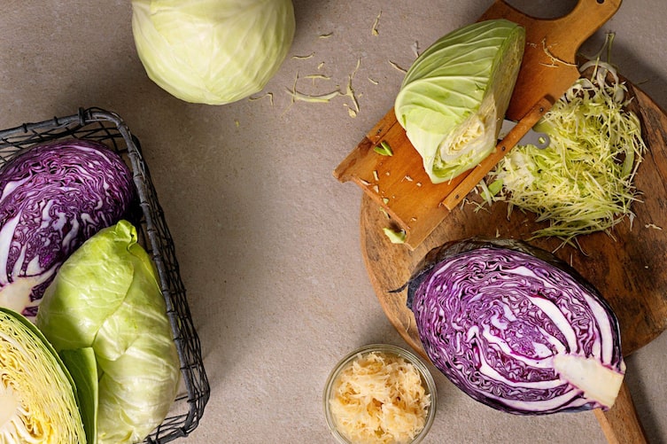 Weißkraut, Rotkraut, Spitzkraut, Krauthobel, Holzbrett, Sauerkraut