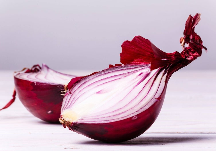 aufgeschnittene rote Zwiebel