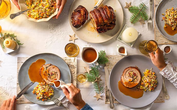 Weihnachten, Festtagsessen, Weihnachtsessen, gedeckte Tafel, Rollbraten, bunter Reis, Servus Rezepte