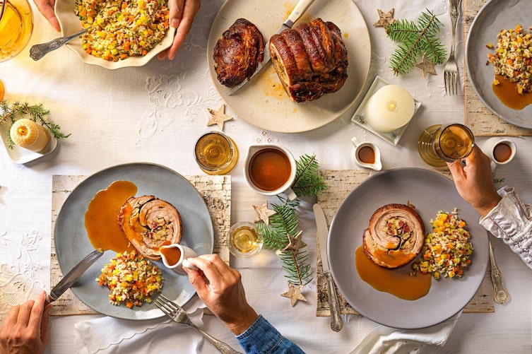 Weihnachten, Festtagsessen, Weihnachtsessen, gedeckte Tafel, Rollbraten, bunter Reis, Servus Rezepte