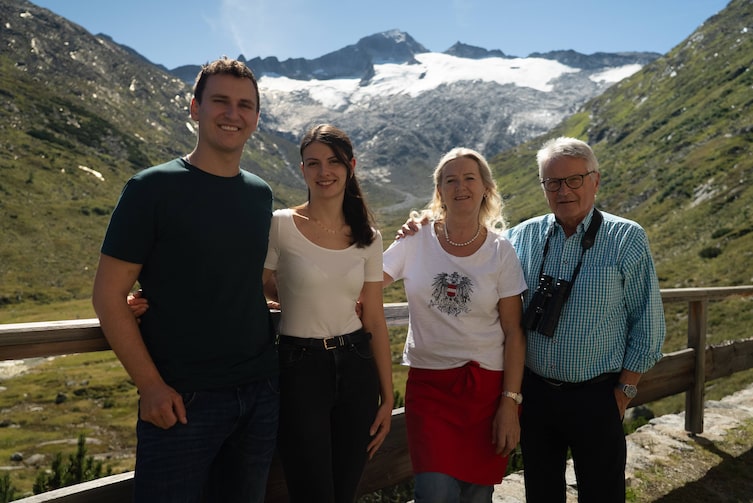 Anneliese Fleißner, ihr Sohn Lukas Fleißner und Freundin Julia Hofer posieren für ein Foto auf der Osnabrücker Hütte.