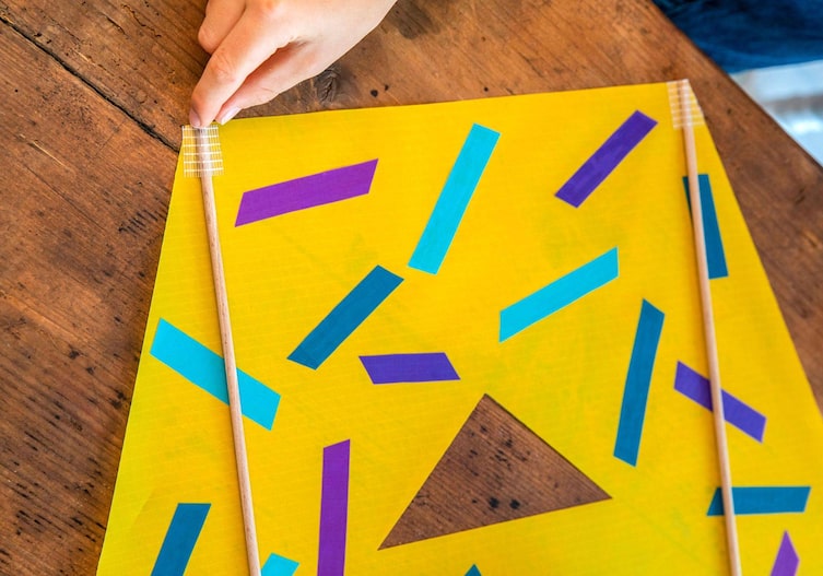 Die Holzstäber werden am Drachen befestigt