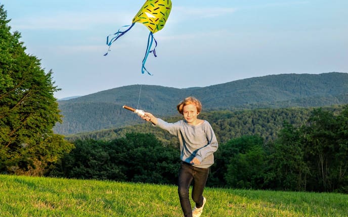 Kind lässt Drachen steigen